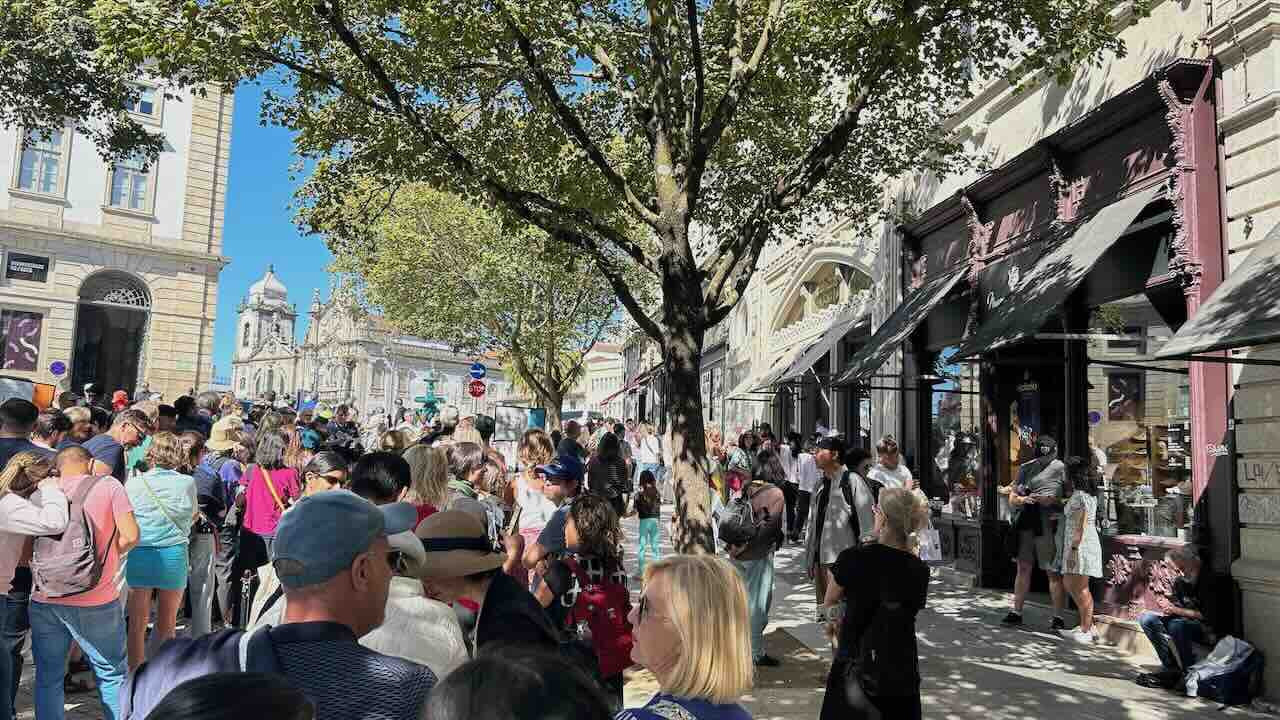 ポルトのレロ書店前にできた長い行列と入場待ちの観光客