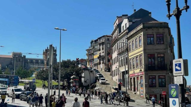 ポルト旧市街の石畳と坂道の街並み（ピースボート寄港地観光）