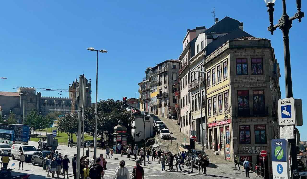 ポルト旧市街の石畳と坂道の街並み（ピースボート寄港地観光）