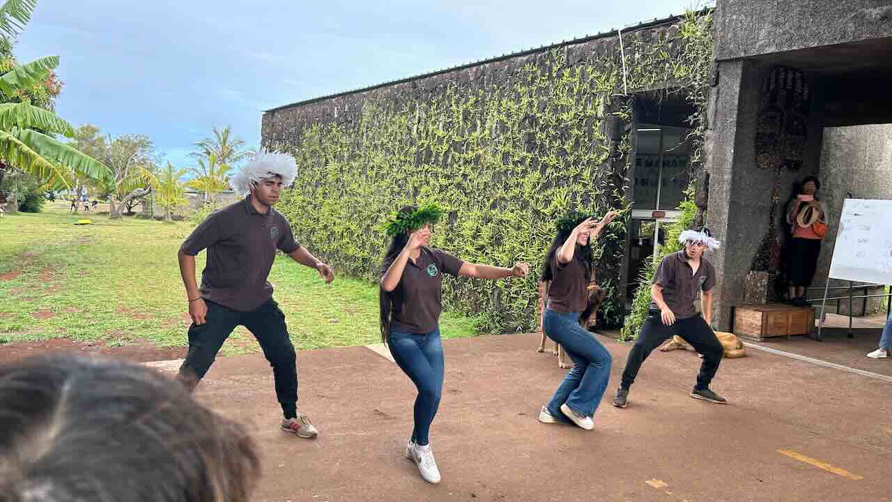 イースター島の高校生たちが、訪問団を前に伝統のラパヌイダンスを披露している様子。大人顔負けの表現力で、島の文化と誇りを感じさせる瞬間。