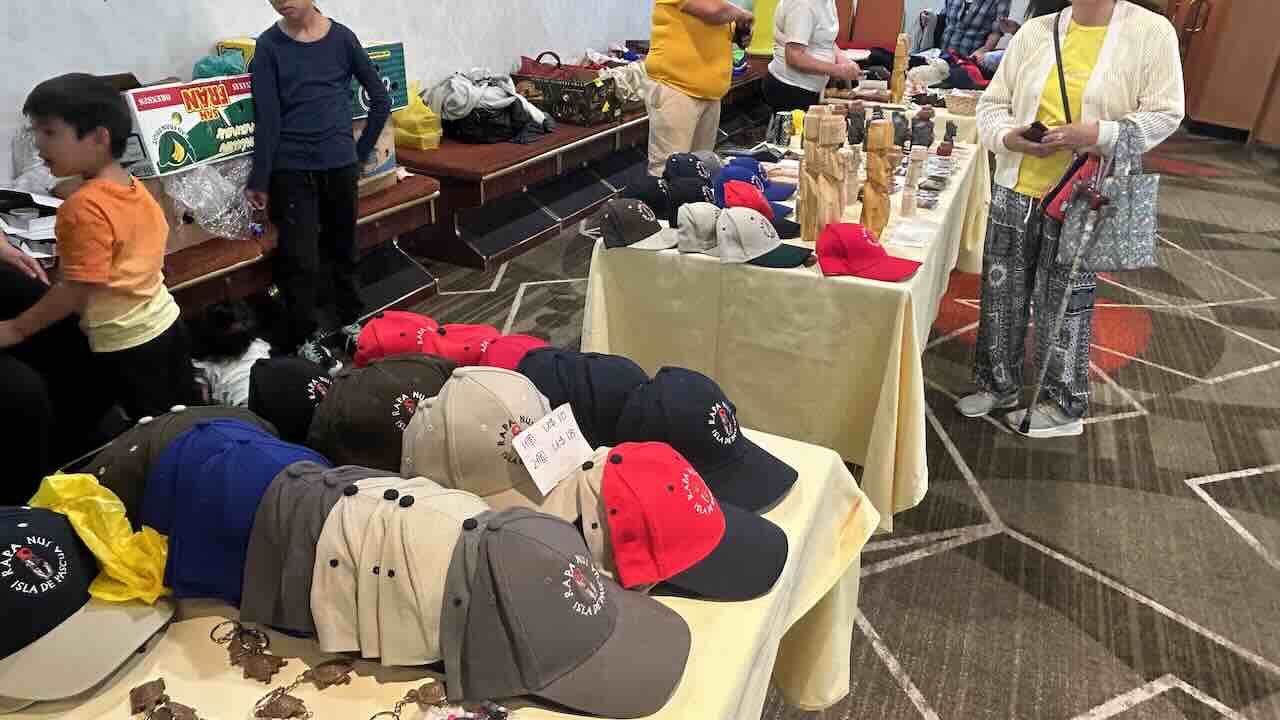 ピースボートの船内に出店したイースター島の土産屋。モアイ像の置物や「RAPA NUI」ロゴ入りキャップなどが並び、乗客が次々と買い求めていた。