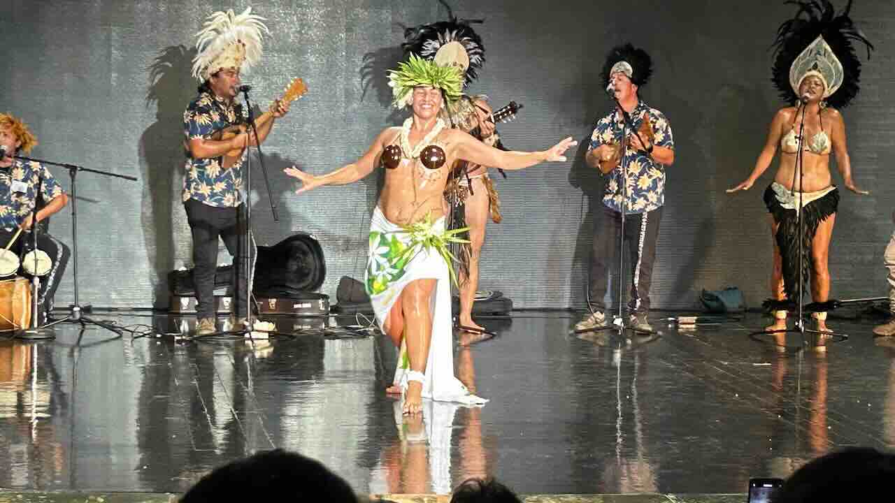 ピースボートの船内で行われたイースター島のプロダンサーによるラパヌイダンス公演。軽快な音楽と情熱的な踊りが融合し、観客を魅了した。