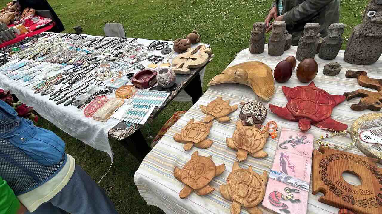 イースター島のモアイ像近くに並ぶ露店の様子。木彫りのウミガメやモアイの置物、ネックレスなど、島の文化を感じる手作り土産が並ぶ。