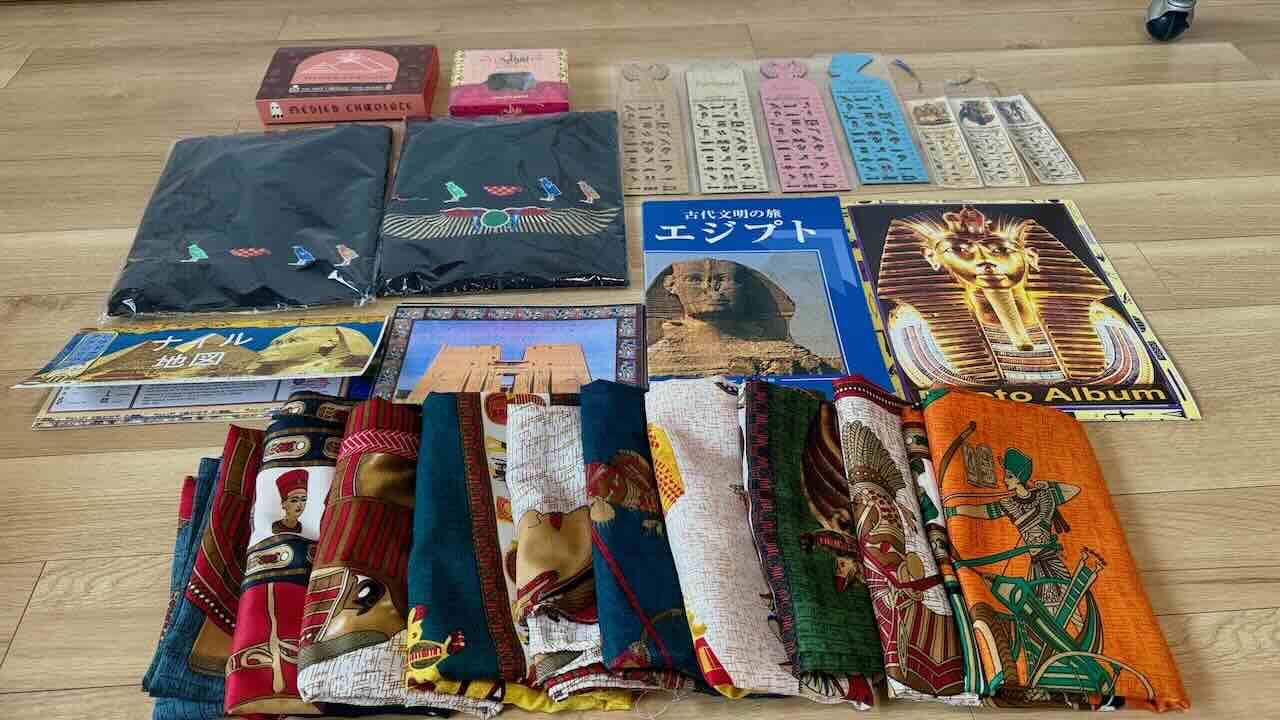 エジプト旅行で実際に購入したお土産一覧 スカーフ デーツ 定規 写真集
