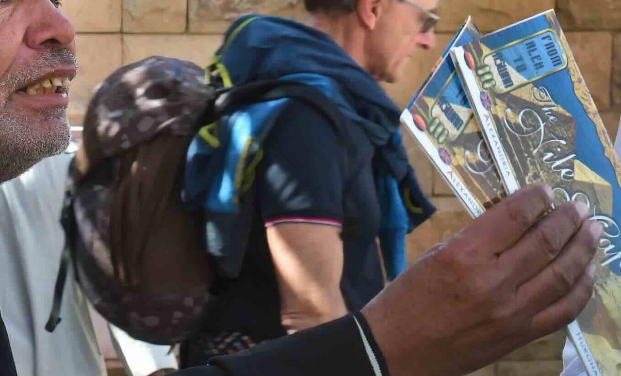 エジプト ナイル川 地図 物売り 1ドルで販売する露店の男性