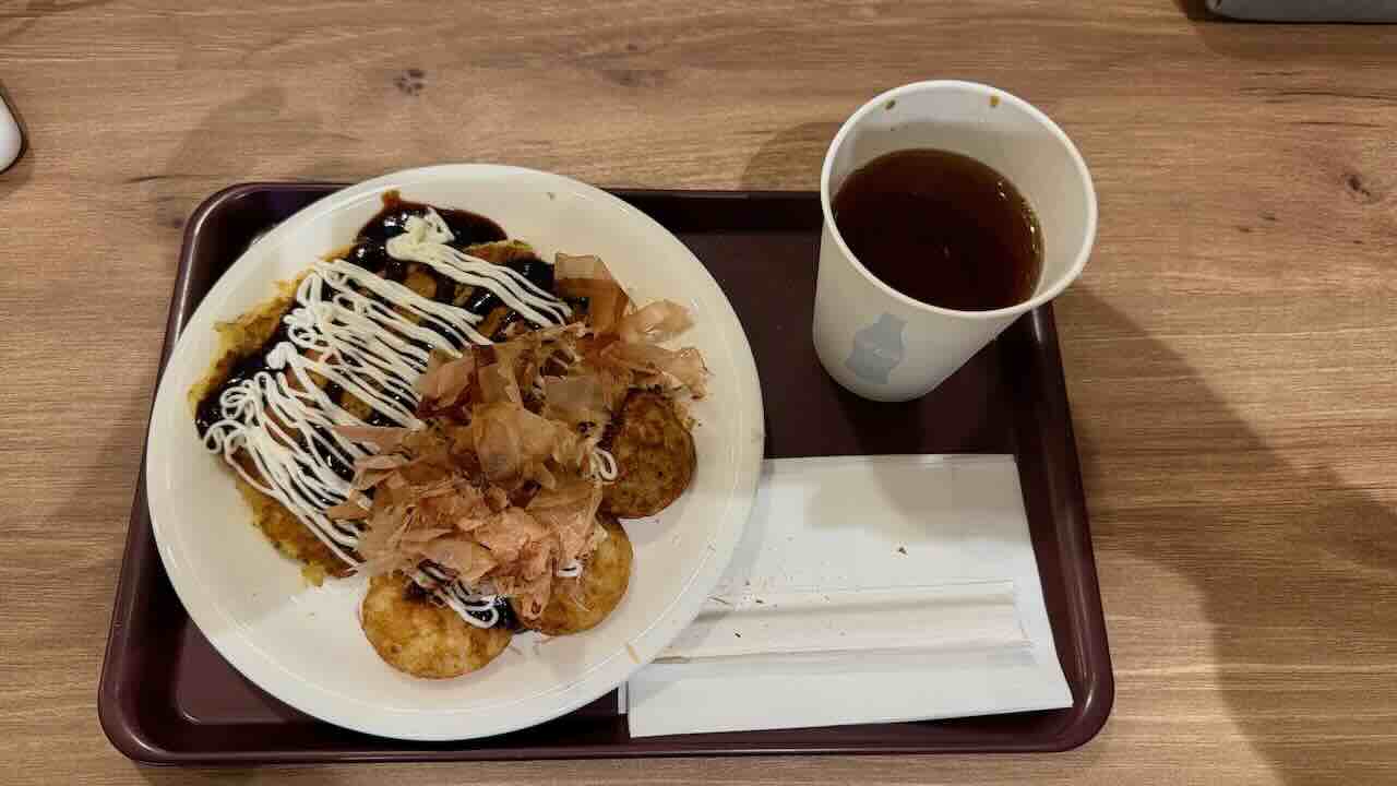関西空港NODOKAラウンジの無料メニュー、ぼてじゅう監修のお好み焼きとたこ焼きセット