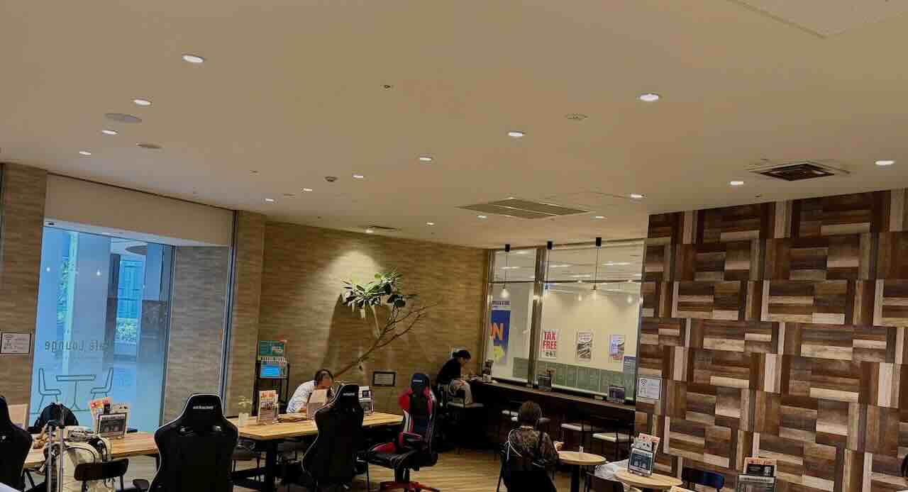 関西空港NODOKAラウンジのオープンエリア。テーブル席やカウンター席があり、食事やPC作業に便利