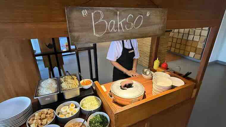 バリ島ウブドのエレメントの朝食ブース「BAKSO」。スタッフが一つずつ作るバリ島定番スープ。