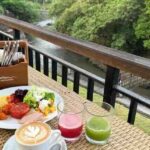 バリ島ウブドのスタラの朝食テーブル。コーヒーのラテアートとフレッシュジュースが印象的。