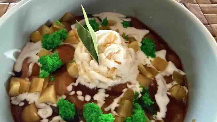 バリ島ウブドのスタラの人気スイーツ「Bubur Cendil」。ココナッツと団子の甘さ控えめデザート。