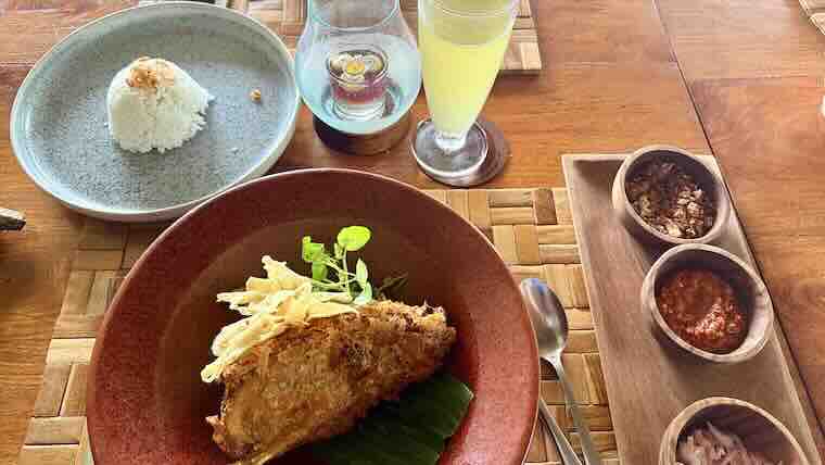 バリ島ウブドのスタラの看板料理「Bebek Sthala」。外はパリッと中はジューシー、柔らかいライスが日本米のよう。