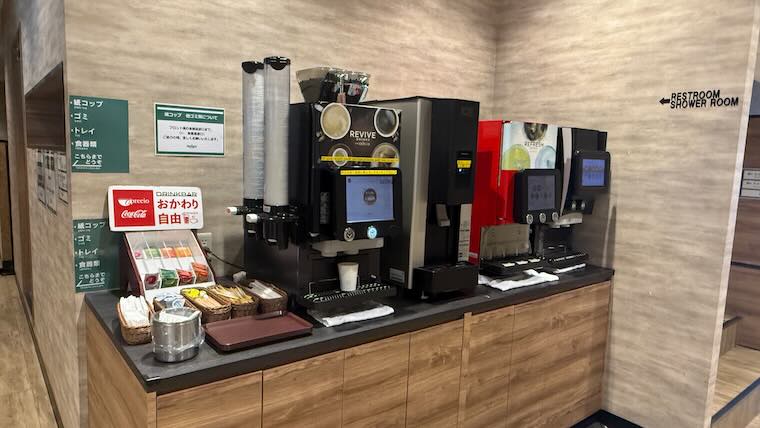 関西空港NODOKAラウンジのドリンクバー。コーヒーや紅茶、ジュース類がおかわり自由で楽しめる