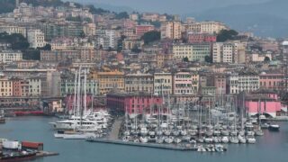 クルーズ船から見たジェノバの街並みと港。カラフルな建物が丘に広がる港町の風景