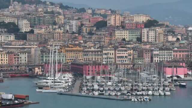 クルーズ船から見たジェノバの街並みと港。カラフルな建物が丘に広がる港町の風景