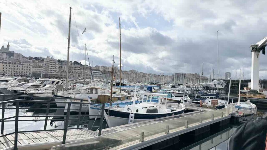 マルセイユ旧港（Vieux-Port）に並ぶヨットと丘の上の街並みの風景
