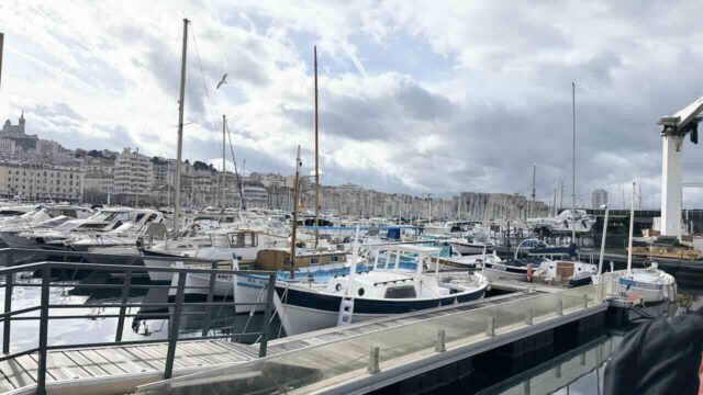 マルセイユ旧港（Vieux-Port）に並ぶヨットと丘の上の街並みの風景