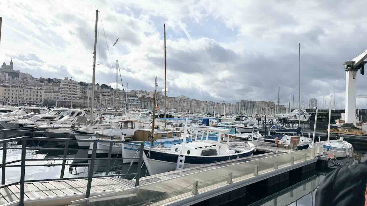 マルセイユ旧港（Vieux-Port）に並ぶヨットと丘の上の街並みの風景