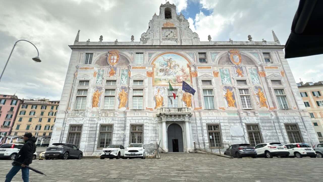 ジェノバ旧市街にあるパラッツォ・サン・ジョルジョの外壁。修繕のため窓や装飾がだまし絵（トロンプ・ルイユ）で描かれている