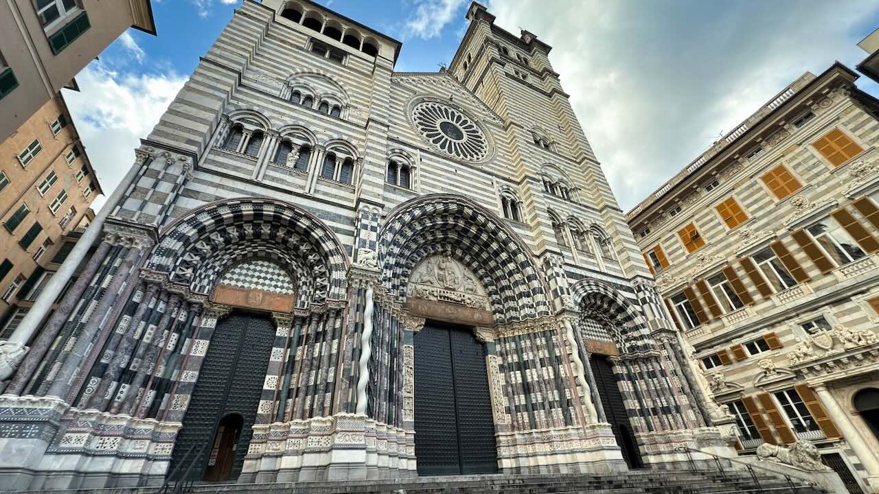 ジェノバ旧市街にあるサン・ロレンツォ大聖堂の外観。白と黒の縞模様が特徴的なロマネスク様式の大聖堂