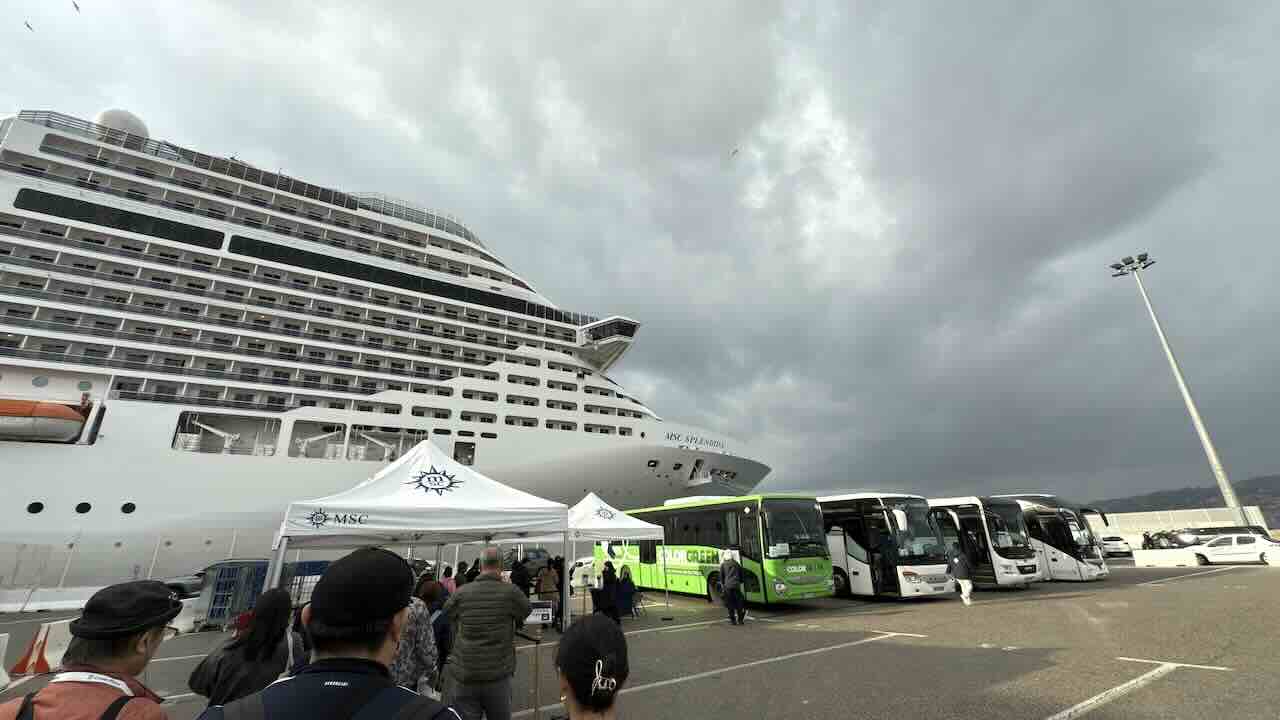 マルセイユ商業港でMSCスプレンディダと寄港者用シャトルバスが並ぶ様子