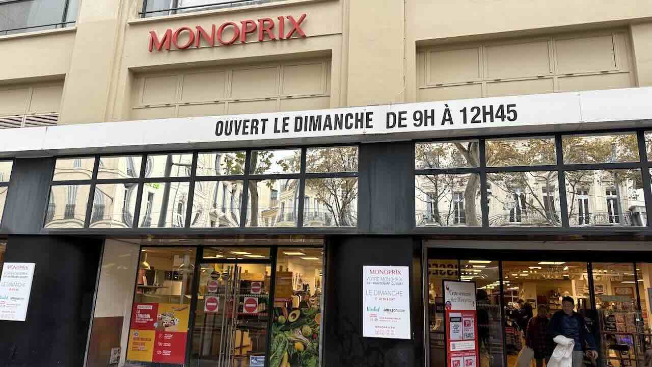 マルセイユ旧港近くのスーパー「MONOPRIX（マノプリ）」外観