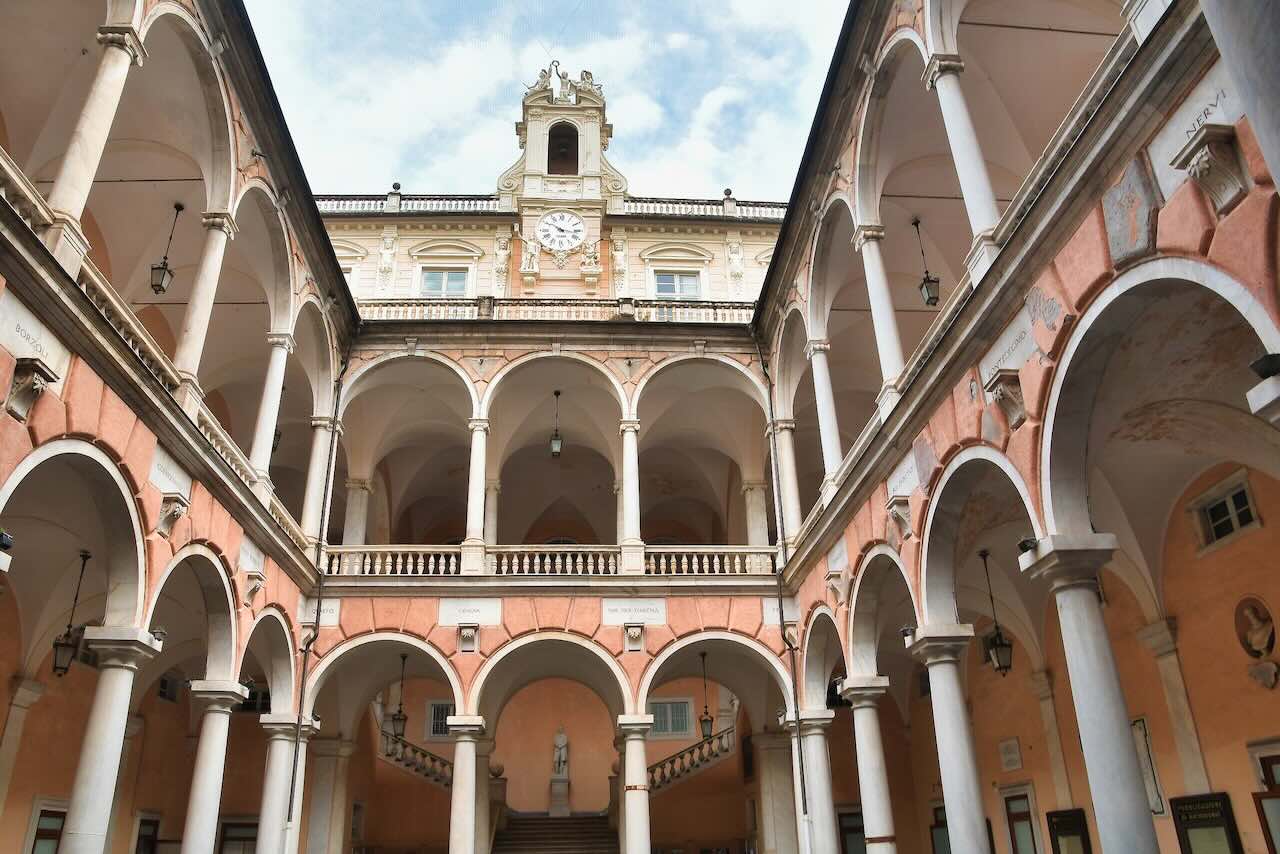 ジェノバ市庁舎が入るパラッツォ・トゥルシの中庭。かつて富豪の邸宅だった歴史的建物