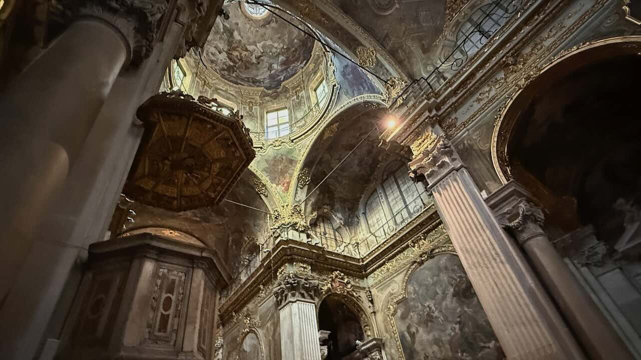 ジェノバ旧市街にあるサンタ・マリア・マッダレーナ教会の内部。観光客が少なく静かな雰囲気の教会