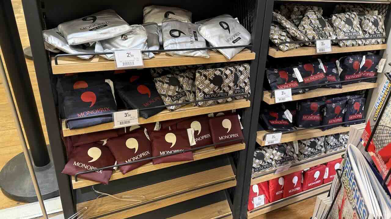 MONOPRIX店内で人気のエコバッグ売り場の棚陳列