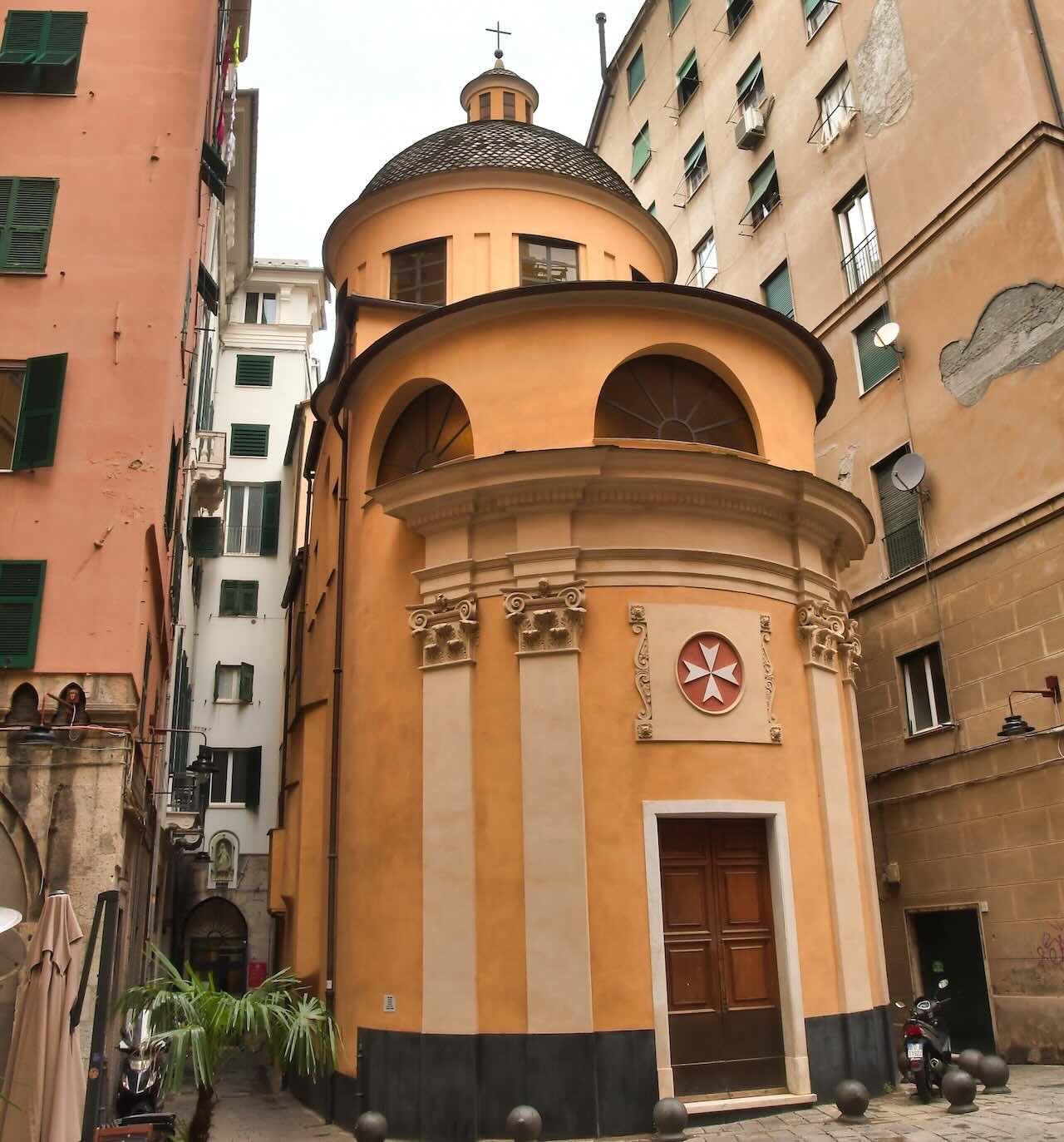 ジェノバ旧市街にあるサン・ジョヴァンニ・ディ・プレ教会。丸い外観とマルタ十字が特徴の小さな教会