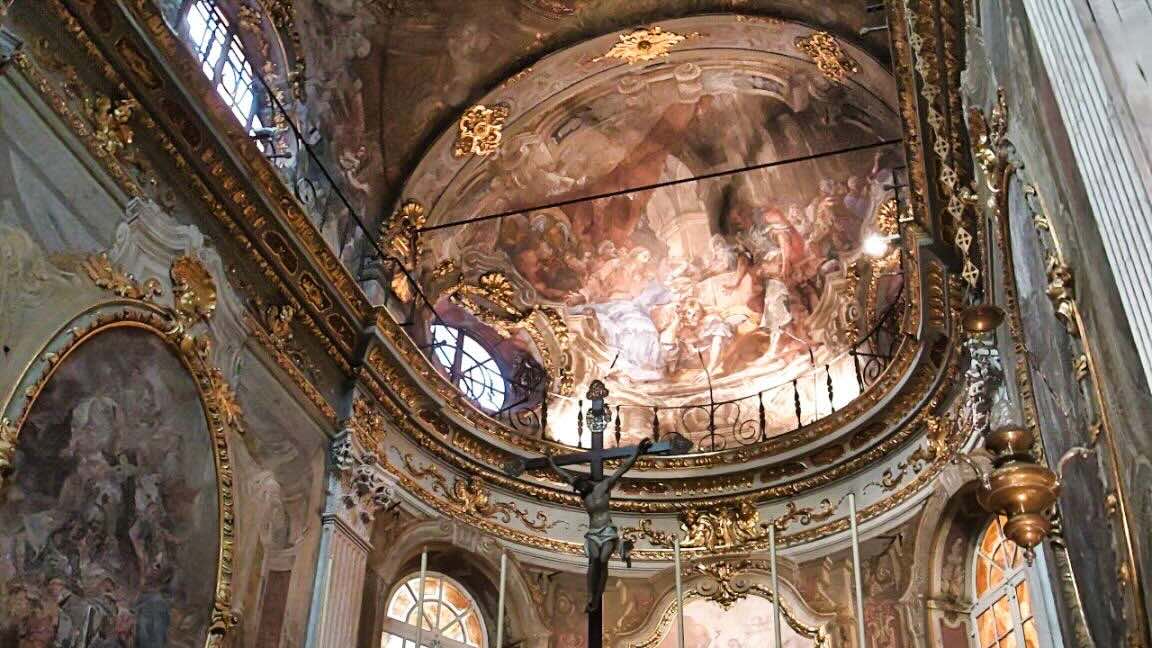 ジェノバ旧市街にあるサンタ・マリア・マッダレーナ教会の天井画。バロック様式の装飾が美しい小さな教会