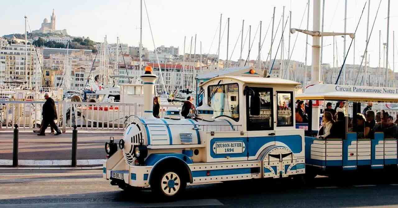 旧港を走る観光用プチトレイン「Le Petit Train Touristique」の車両