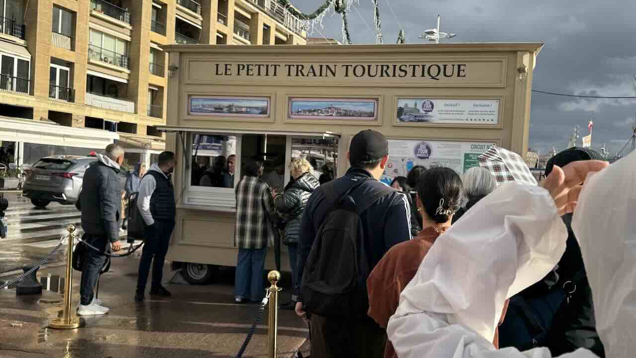 観光プチトレインのチケット売り場「LE PETIT TRAIN TOURISTIQUE」前の行列