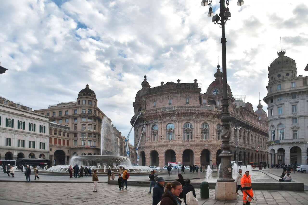 ジェノバ中心部にあるフェラーリ広場（ピアッツァ・デ・フェラーリ）。噴水が象徴的な街の中心広場
