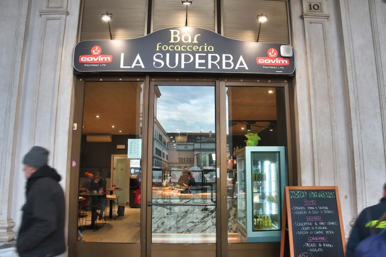 ジェノバ旧市街にあるカフェ兼フォカッチェリア「ラ・スペルバ」の外観