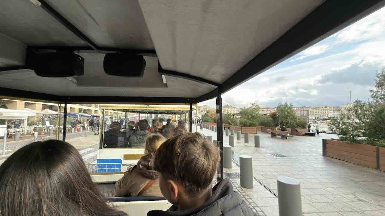 観光プチトレインの車内から見た旧港（Vieux-Port）とマルセイユ市街の風景