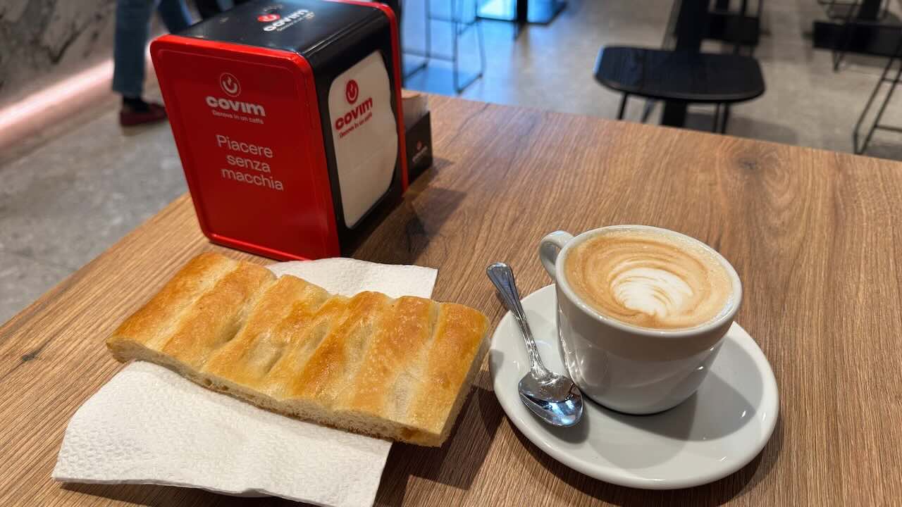 ジェノバ旧市街のカフェで食べたフォカッチャとカフェラテ