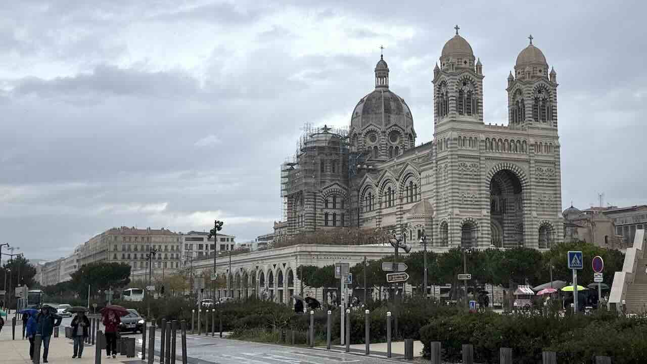 マルセイユのランドマーク「Cathédrale de la Major（大聖堂）」の外観と周辺の街並み