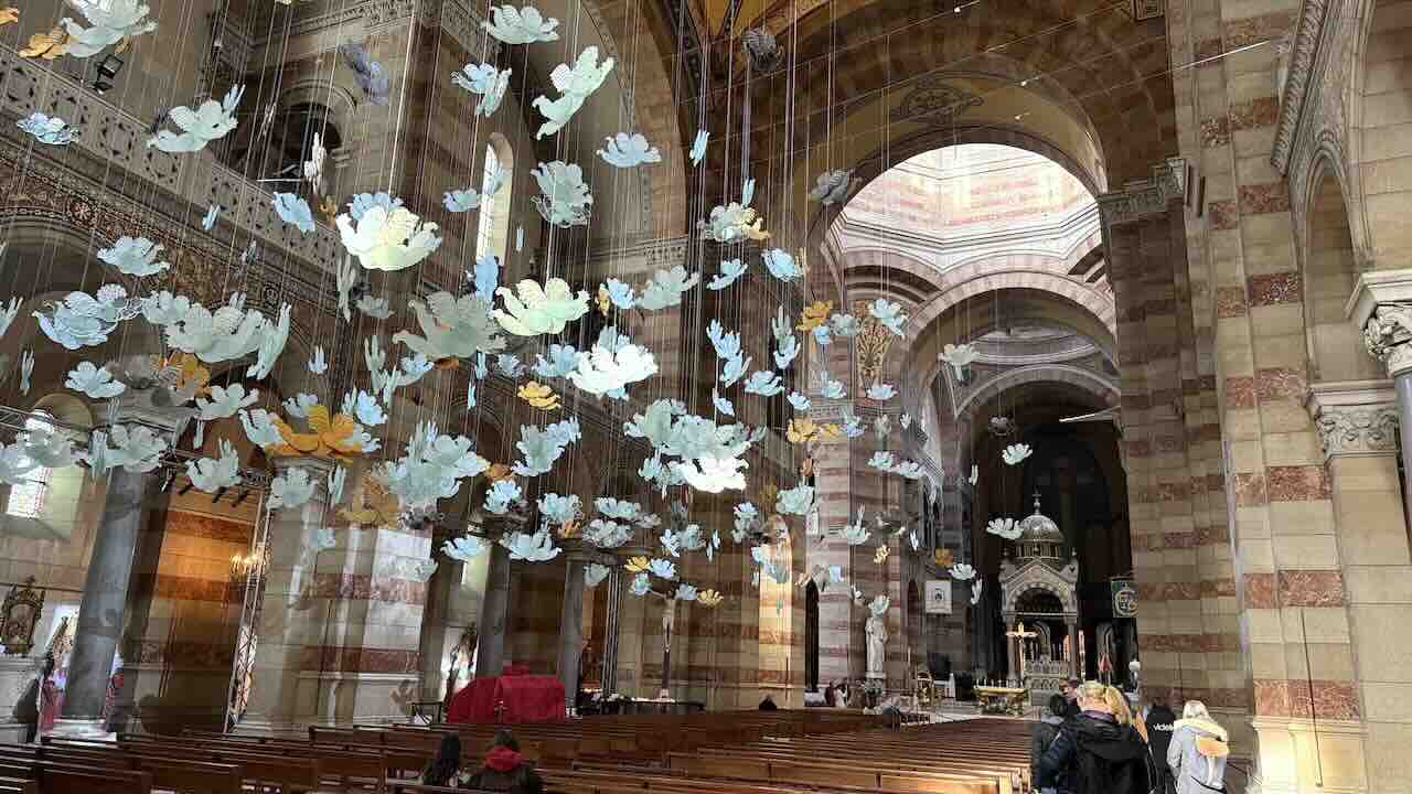 Cathédrale de la Major（大聖堂）内部に吊り下げられた天使のアート展示