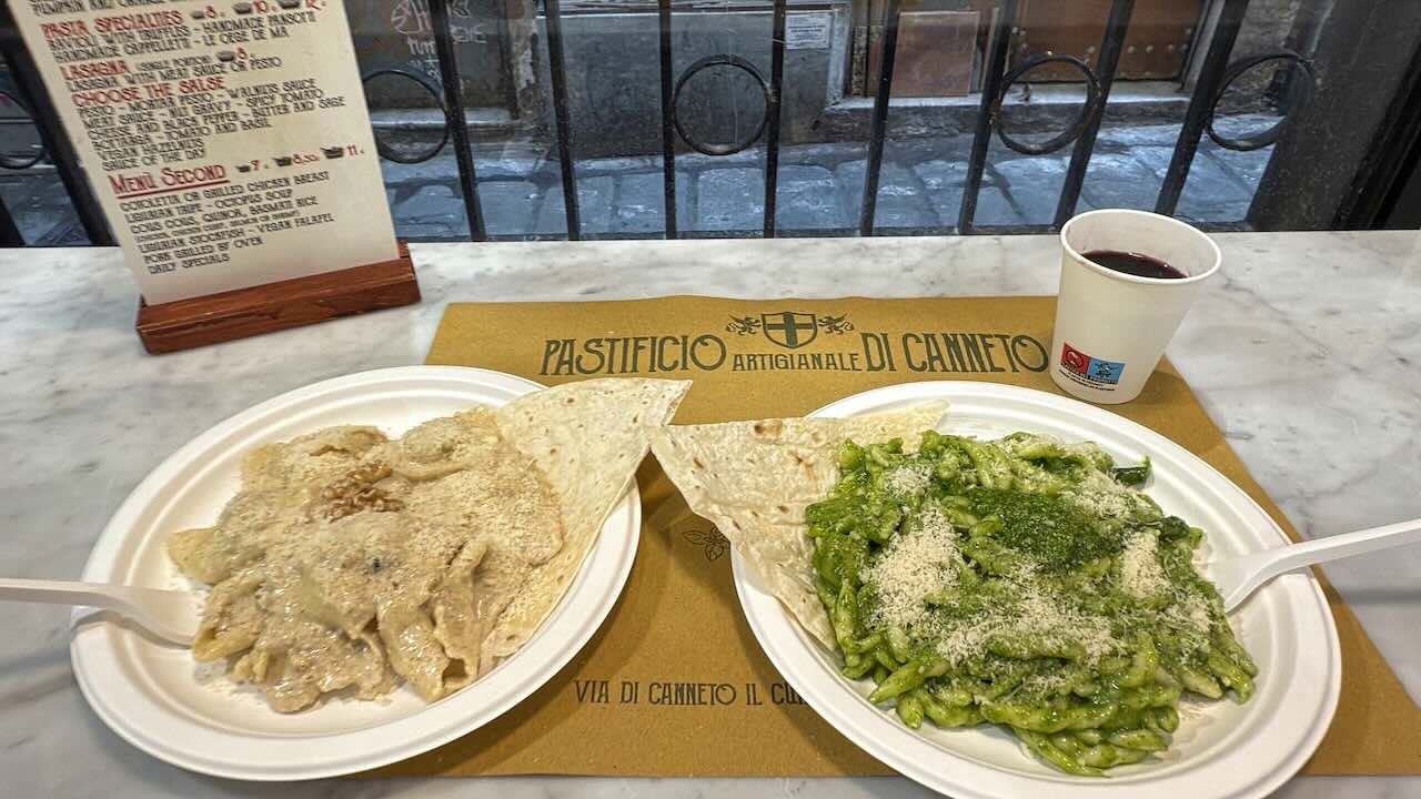 ジェノバ旧市街のバルで食べたジェノベーゼと白いソースのパスタ、赤ワイン