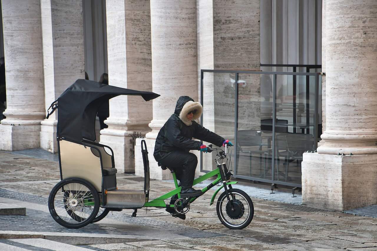ジェノバ旧市街を案内する人力車（リキシャ）。電動アシスト付きで狭い路地も走れる観光用リキシャ