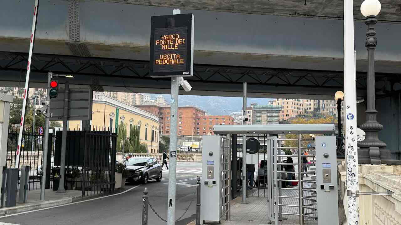 ジェノバのクルーズターミナル出口「Varco Ponte dei Mille」。人力車ツアーの集合場所となる港のゲート