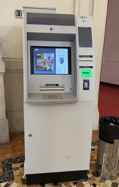 ジェノバ港ターミナル内に設置された銀行系ATM（Wiseで手数料無料だった）