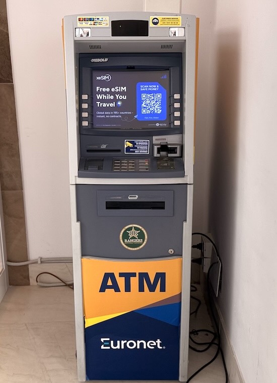 パレルモ港ターミナル内のEuronet ATM（固定手数料が高かった）
