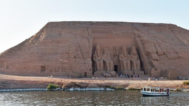 ナセル湖から遠望するアブシンベル神殿