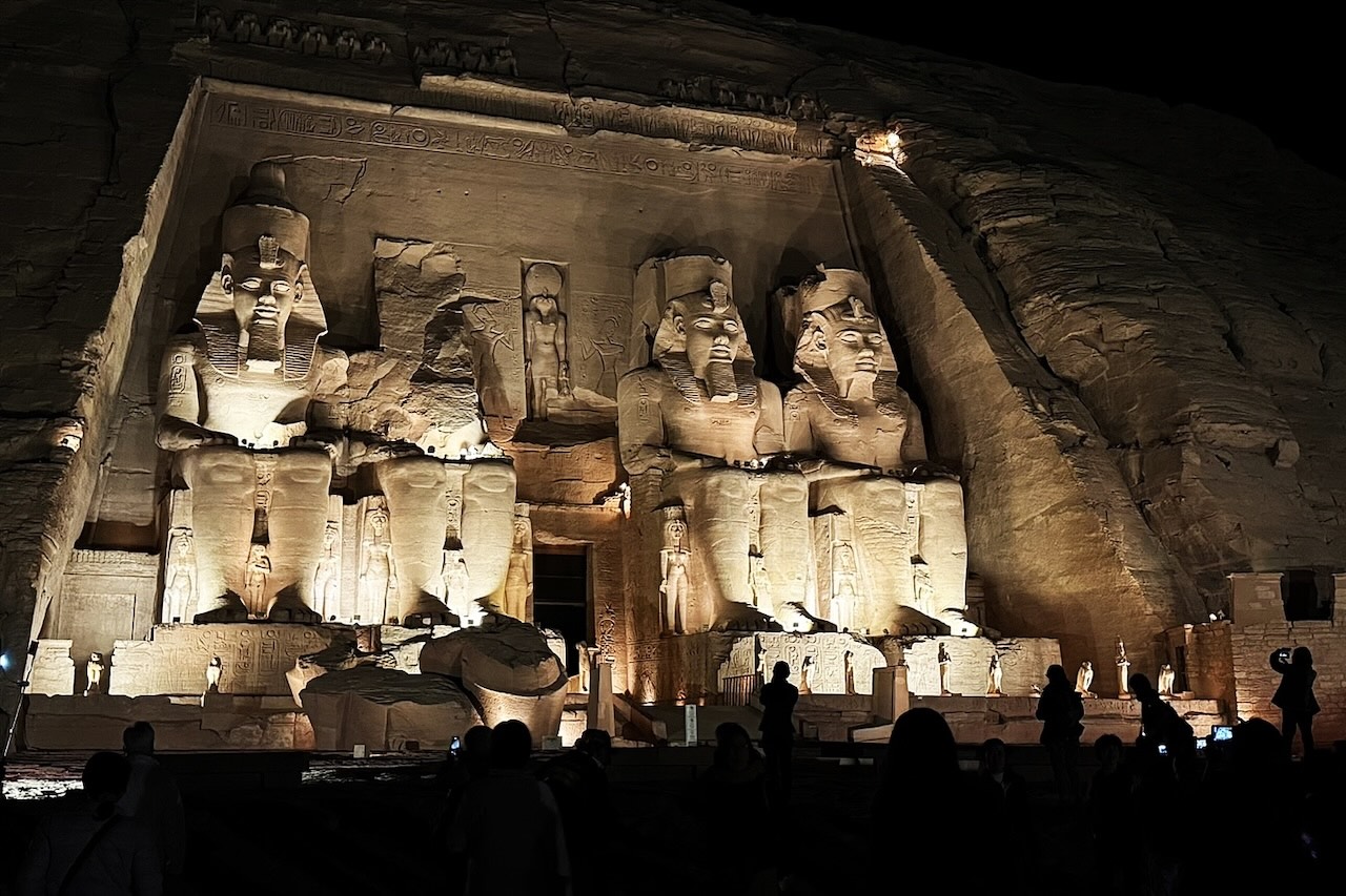 ライトアップされた神殿と観客の影