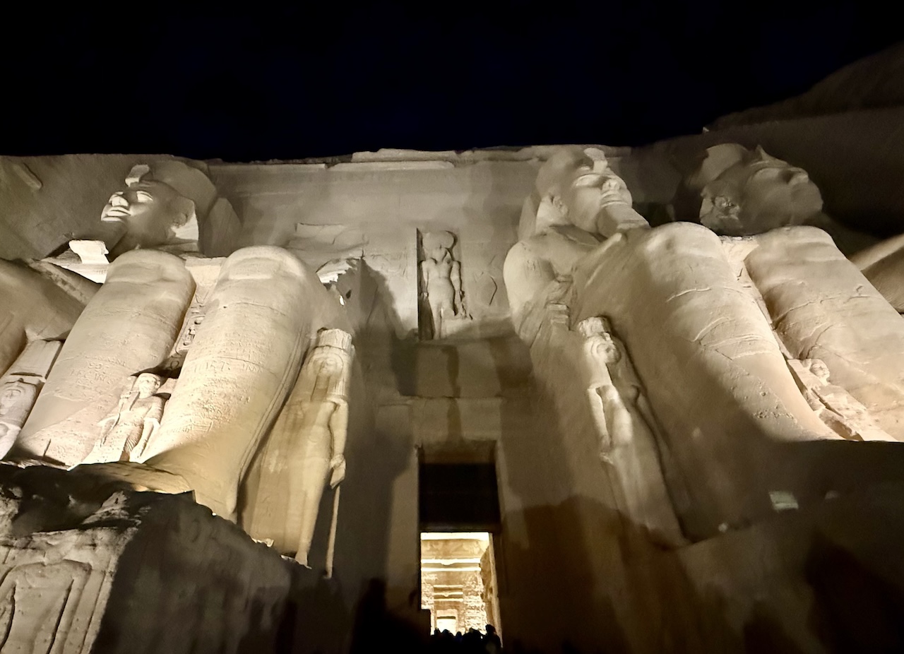 巨像を真下から見上げたアブシンベル神殿の夜景