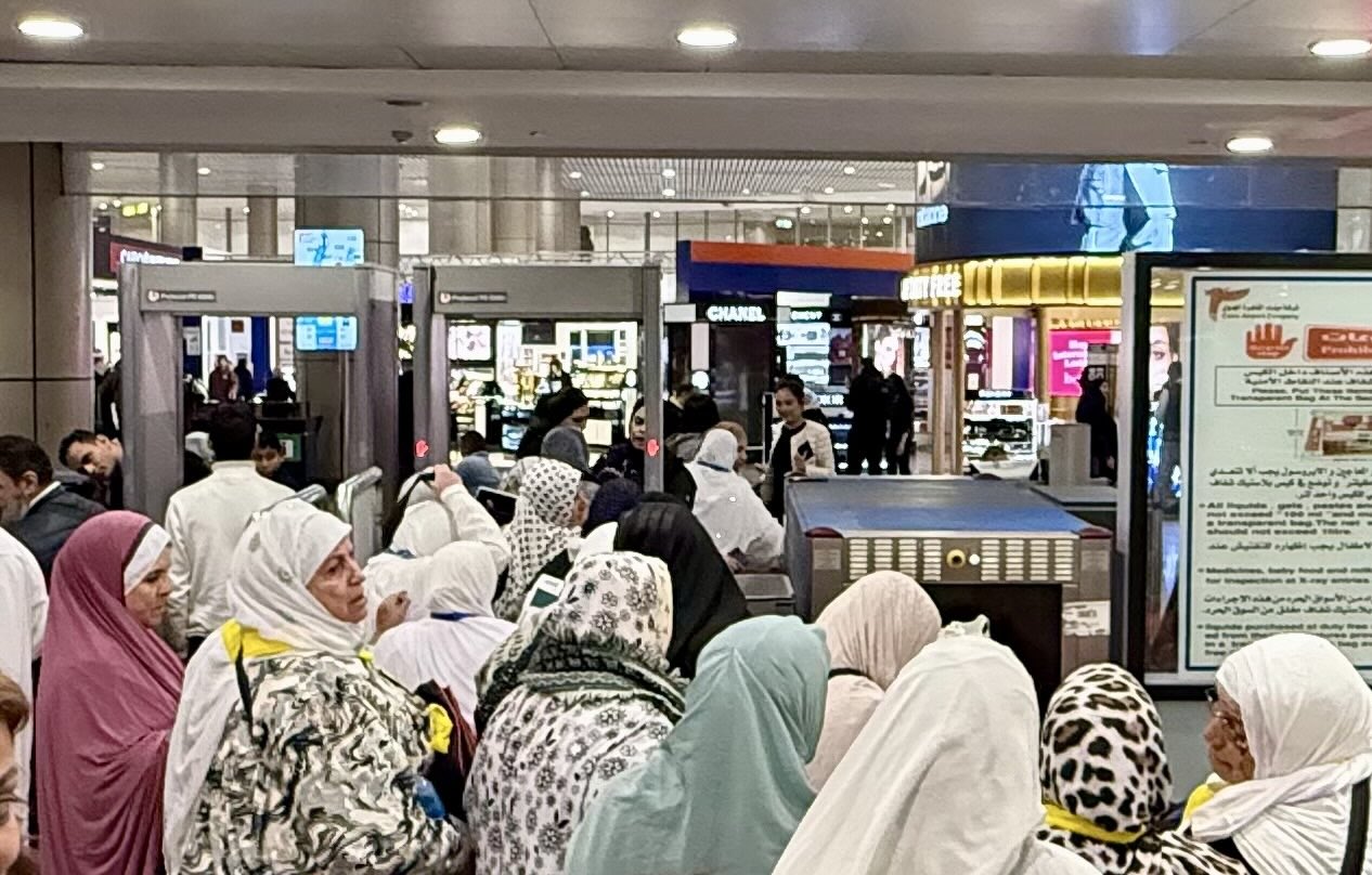 保安検査場に並ぶベール姿の女性たち