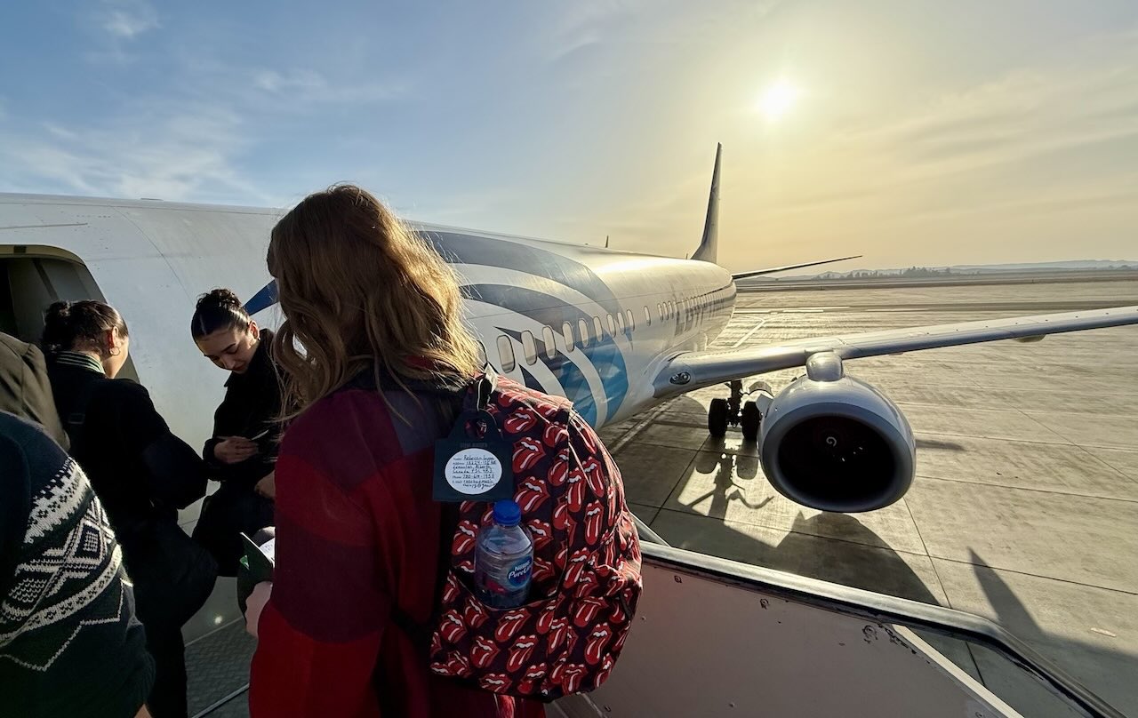 朝日を背に搭乗する乗客たち