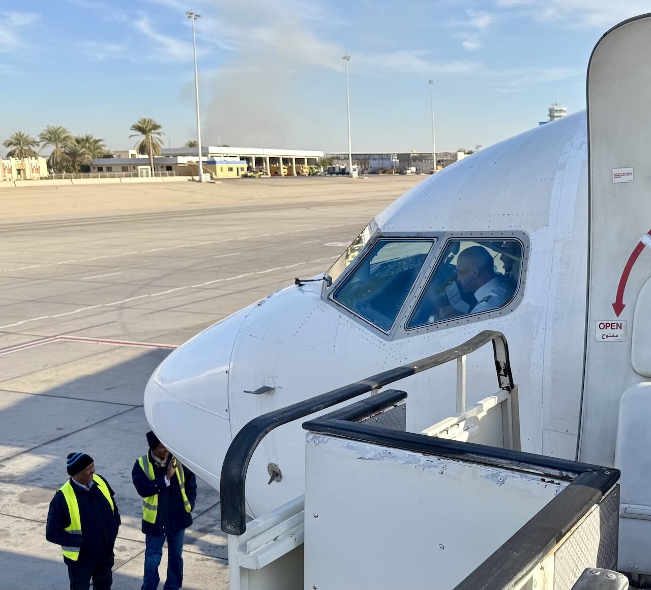 飛行機の操縦席と整備士たち