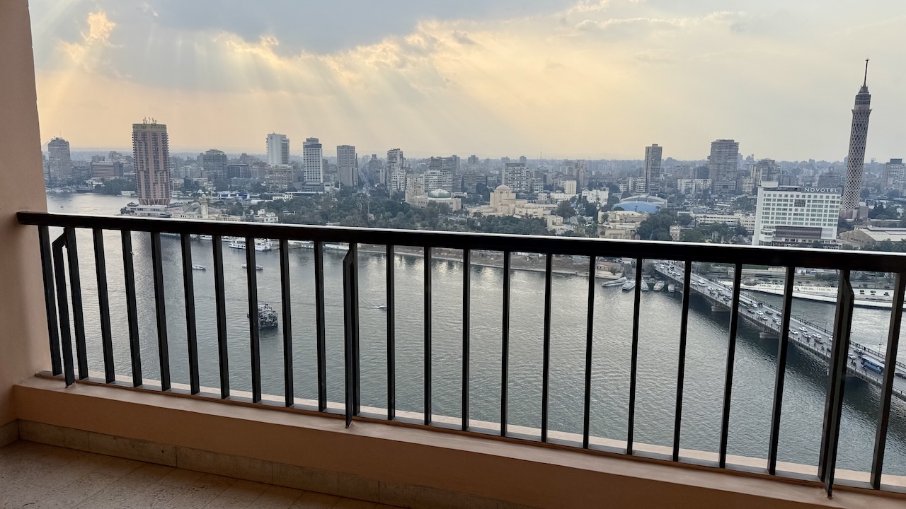 ホテルの部屋から見えるナイル川と市